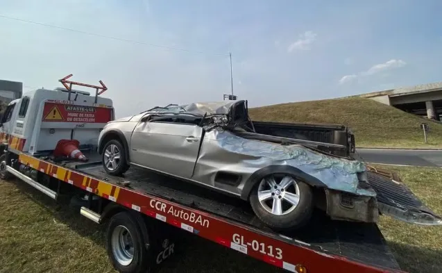 O lado do motorista do veículo foi esmagado, mas ele conseguiu sair pela porta do passageiro
