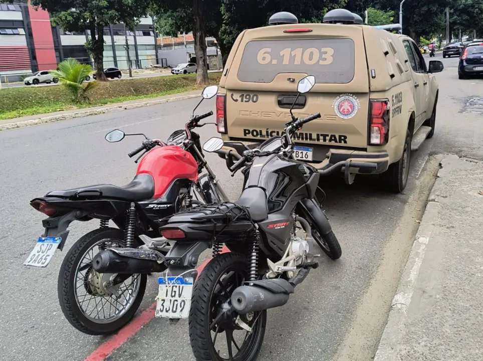 As duas motocicletas usadas pelos suspeitos também foram apreendidas pelos policiais militares