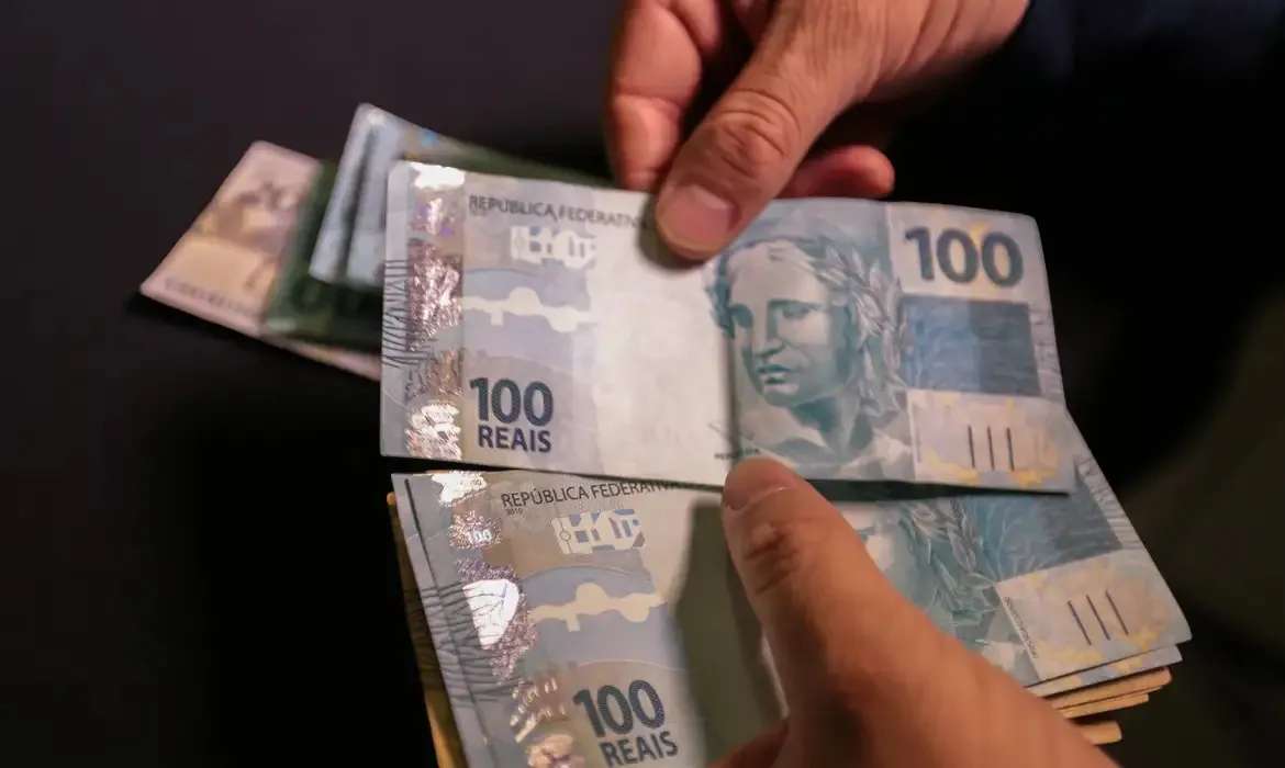 Em 2022 mais de um terço (35,3%) dos trabalhadores do país recebia até um salário mínimo