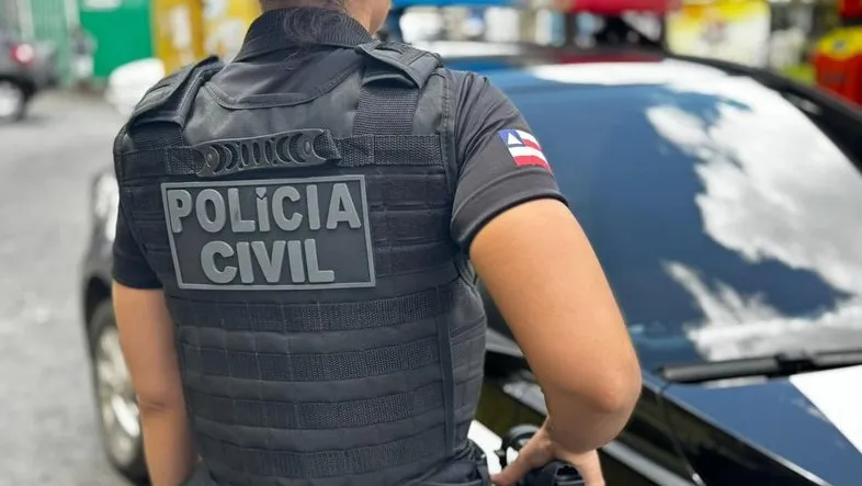 Idosa, de 64 anos, foi ferida no tórax e braços e segue internada