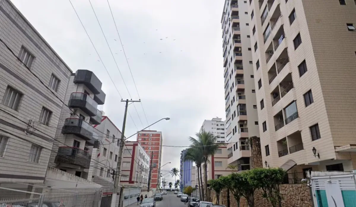 Imagem ilustrativa da imagem Idoso morre após cair da sacada ao instalar decoração de Natal