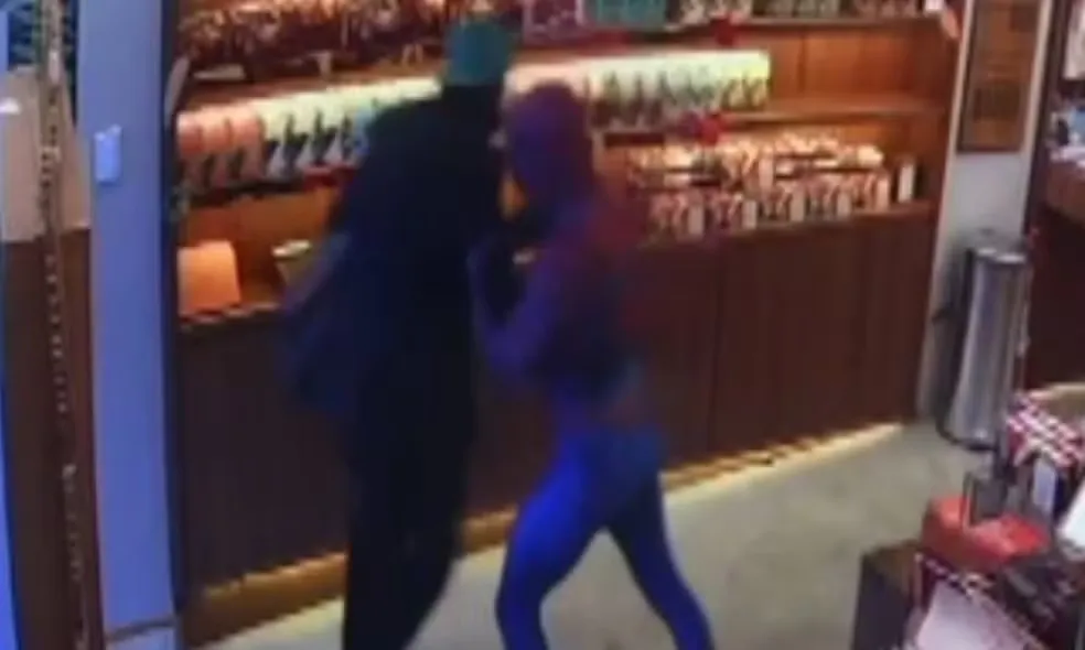 Gerente do estbelecimento reagiu ao assalto na pimeira tentativa