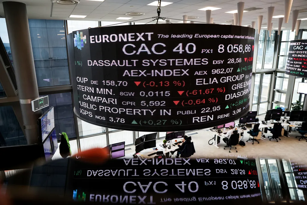Indicadores de mercado são exibidos em uma tela digital no prédio da bolsa de valores Euronext