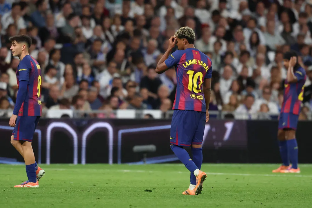 Lamine Yamal teve atuação apagada na derrota do Barcelona para o Real Madrid. Imprensa espanhola compara jovem craque a Neymar e critica postura.