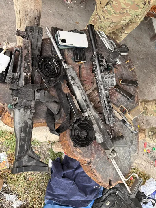 Cinco criminosos atacaram as equipes e acabaram feridos