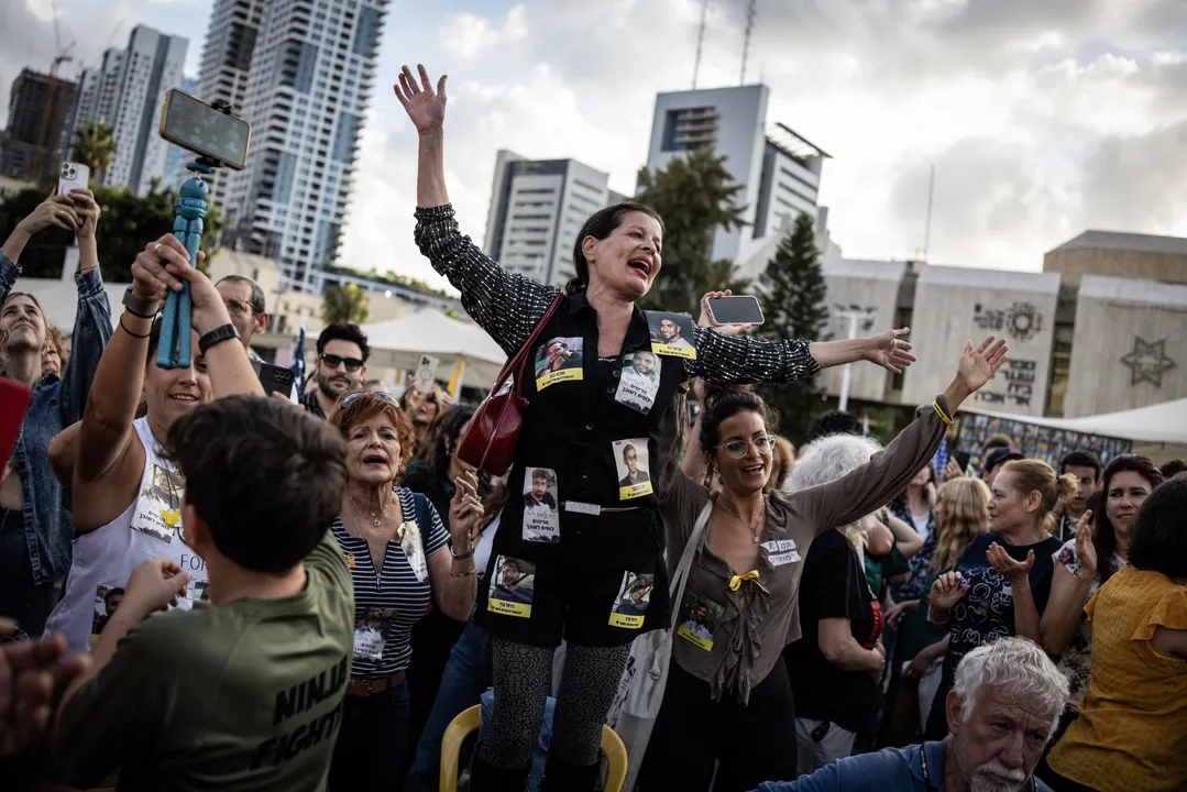 People celebrate at Hostage Square in Tel Aviv on October 9, 2025, following the announcement of the new Gaza ceasefire deal. Thousands of jubilant Israelis gathered in a Tel Aviv square on October 9, hopeful for the return of hostages held in Gaza since two years of fear and worry, after Israel and Palestinian factions reached a hostage release and truce deal in a major step towards ending the war. (Photo by JOHN WESSELS / AFP)