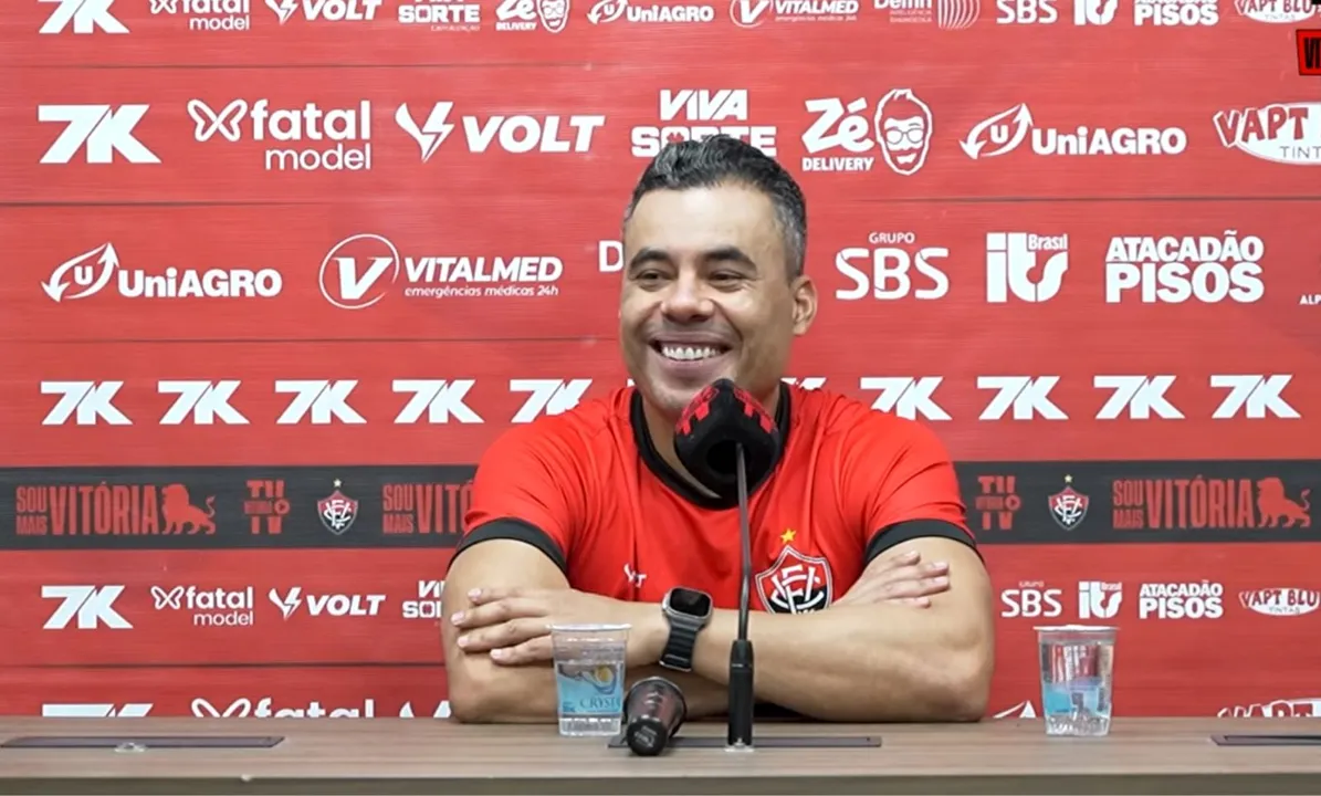 Jair Ventura durante coletiva na Vila Belmiro