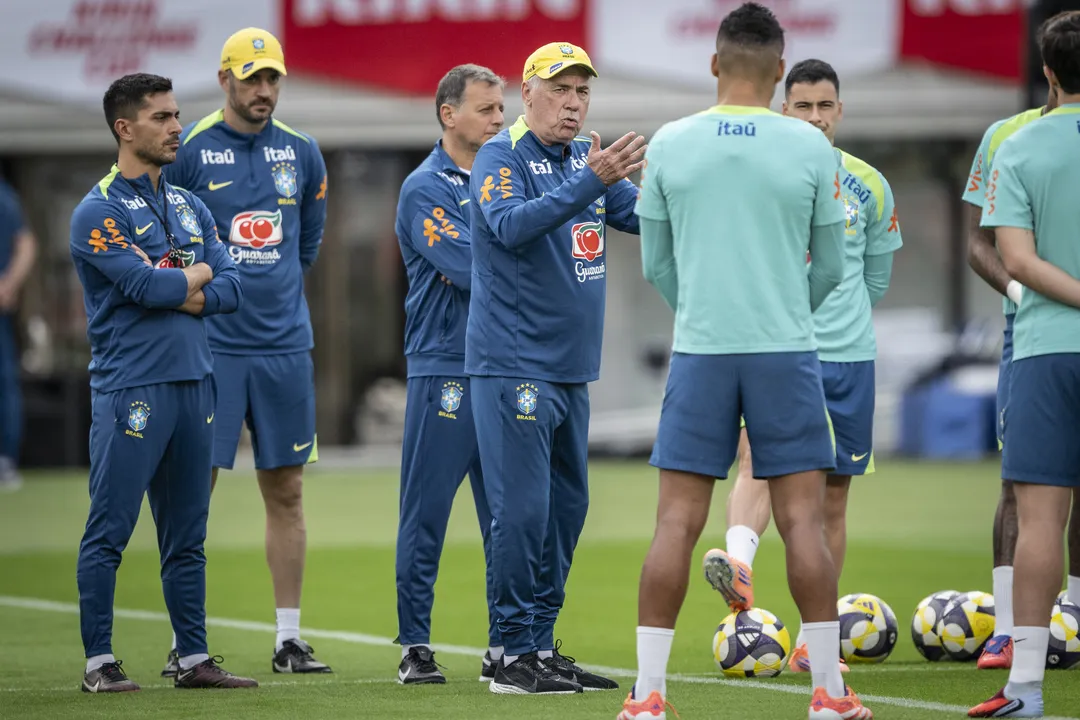 Ancelotti em treino da Seleção Brasileira