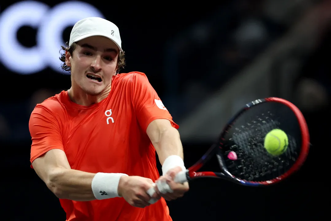 João Fonseca enfrenta o atual campeão e dono do saque mais rápido de Wimbledon