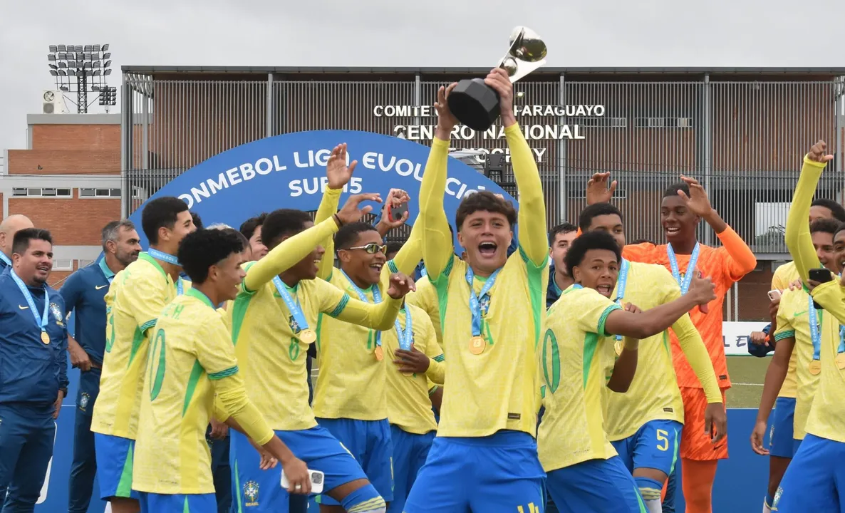 Jogadores da Seleção Brasileira comemorando título