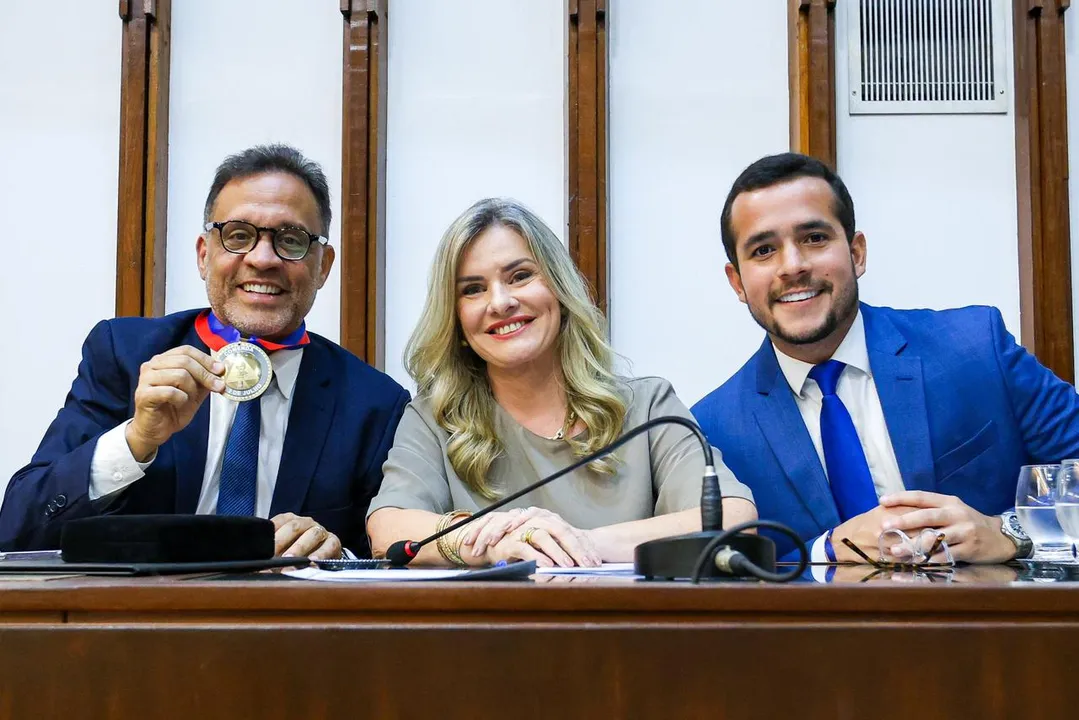 Apresentador José Eduardo recebe Comenda 2 de Julho em sessão na Alba
