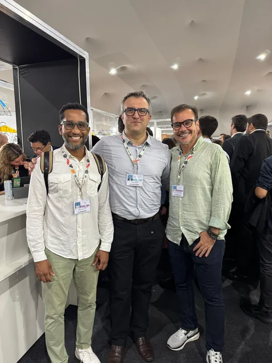 Walter Pinto Júnior (esquerda) na COP30, em Belém