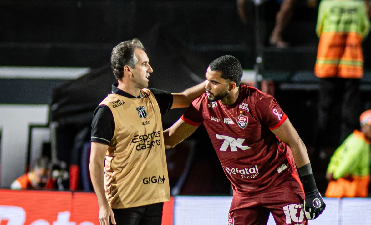Léo Condé e Lucas Arcanjo em duelo entre Vitória e Ceará