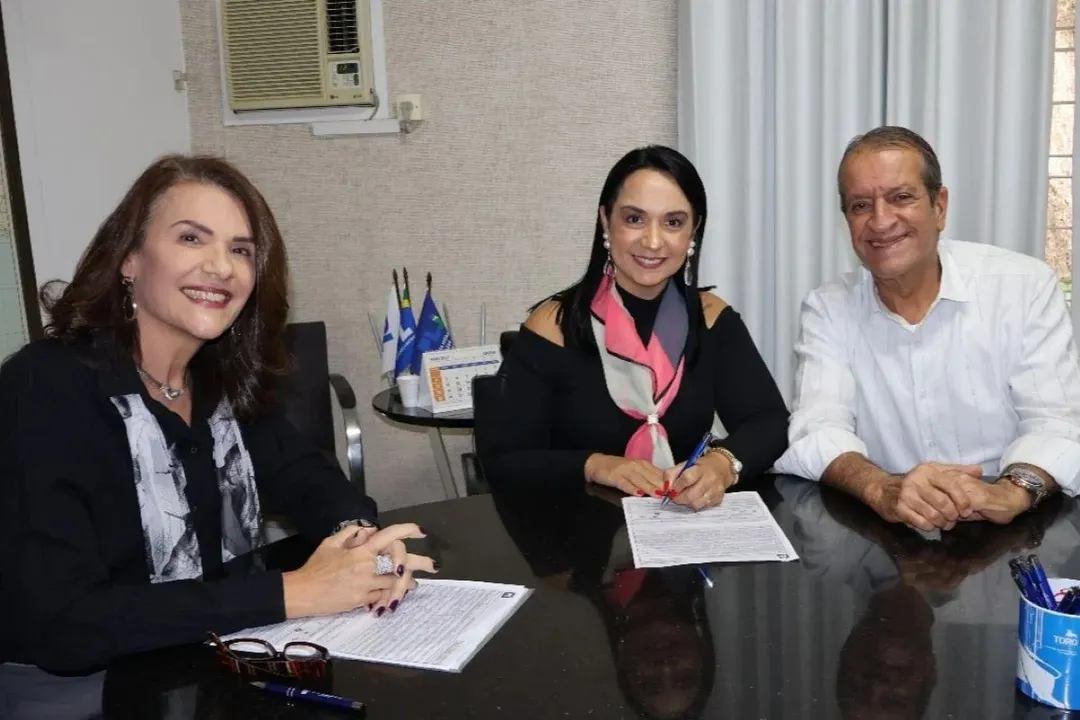 Amanda Servidoni (ao centro na foto em destaque)