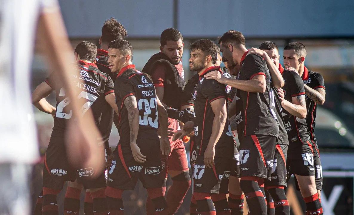 Jogadores em campo pelo Vitória