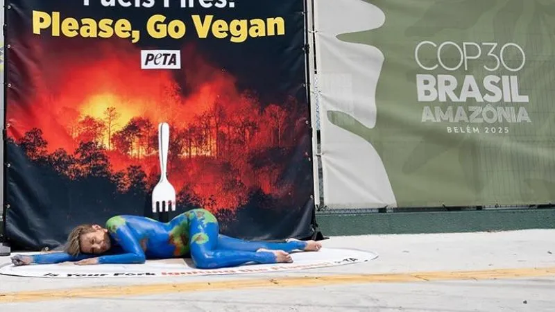 Ativista Luisa Mell durante protesto