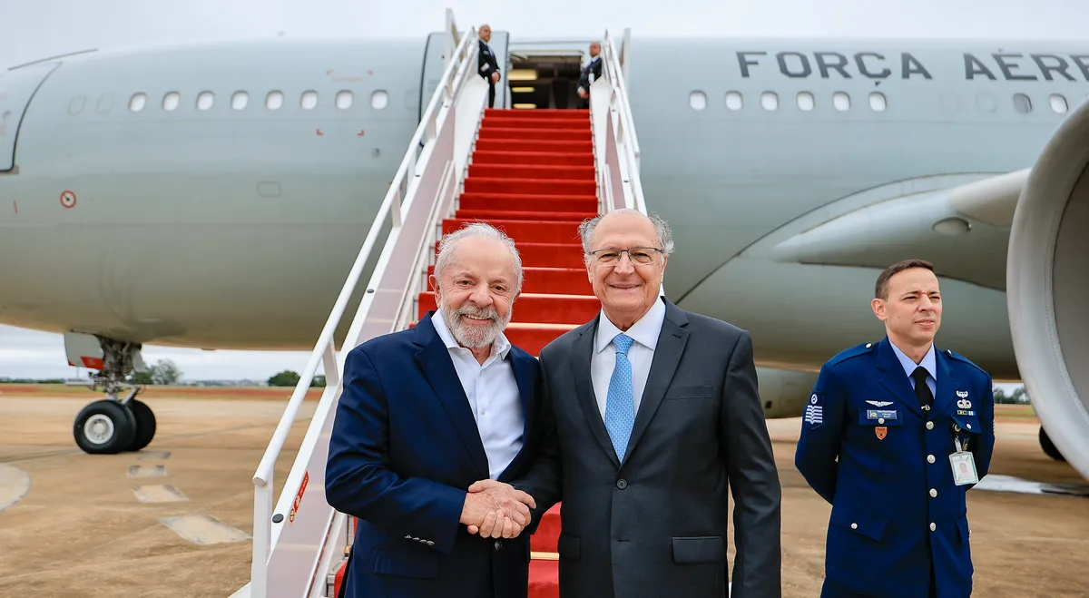 Presidente da República, Luiz Inácio Lula da Silva, e Vice-Presidente da República, Geraldo Alckmin, durante partida para Johanesburgo.