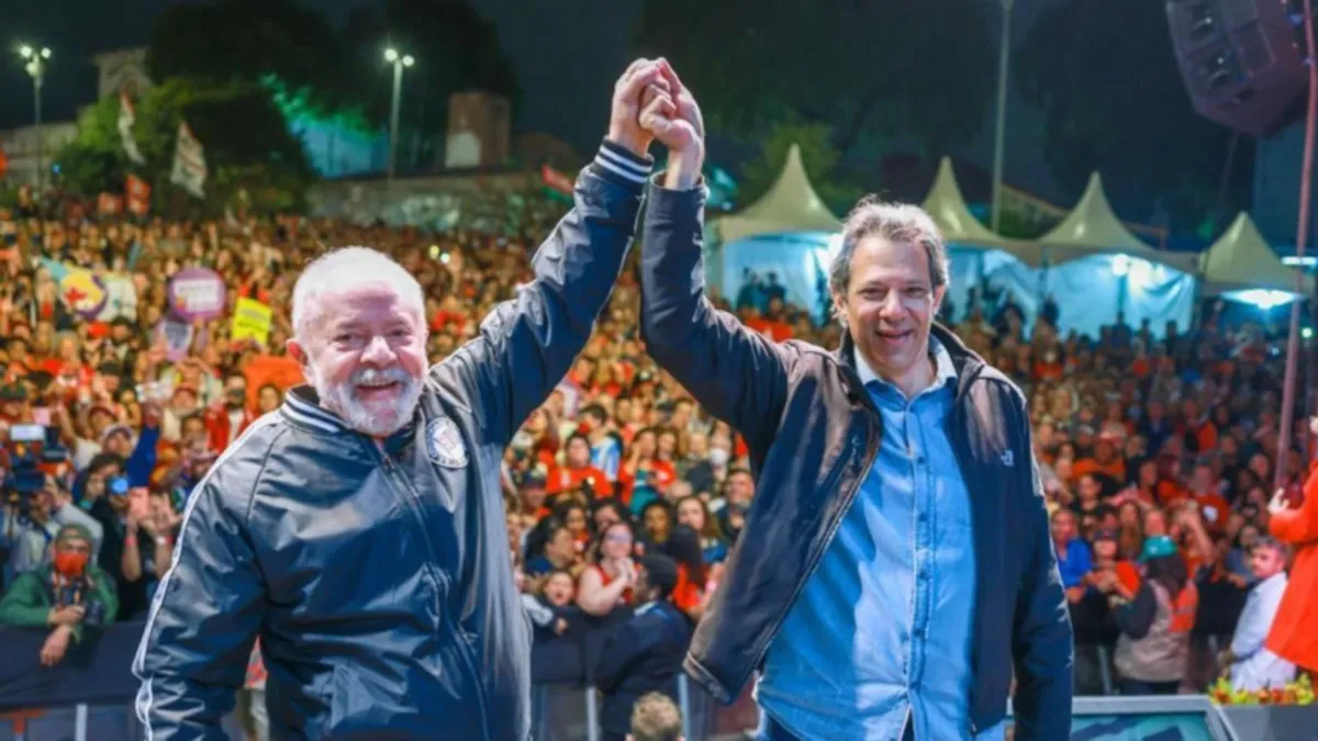 Fernando Haddad ao lado do presidente Lula