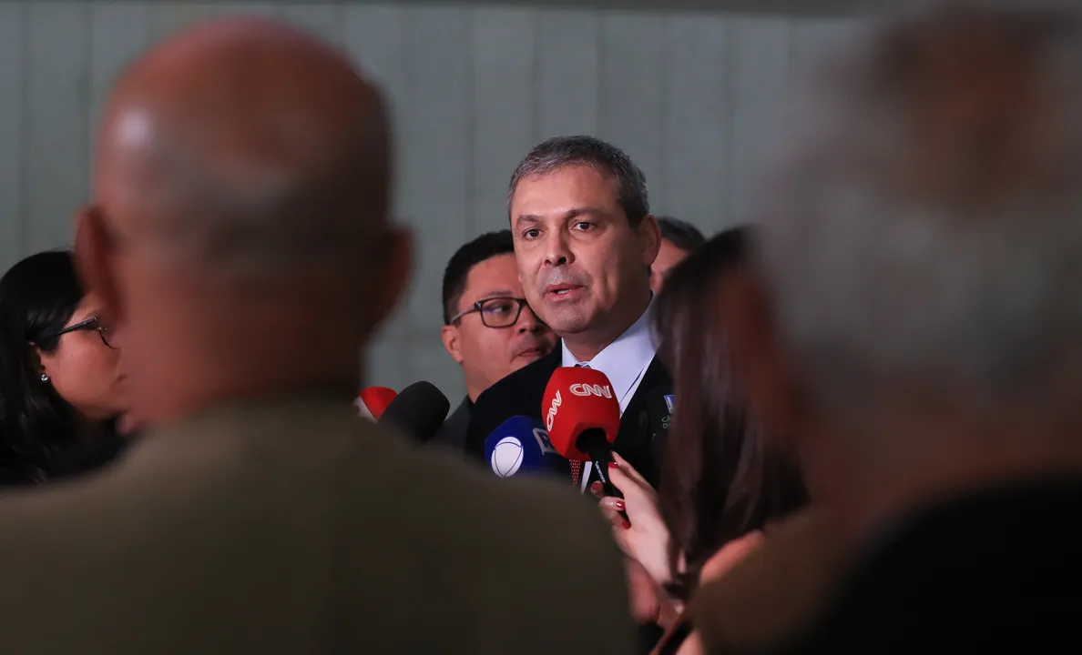 O líder do PT na Câmara, Lindbergh Farias, durante coletiva no Salão Verde.