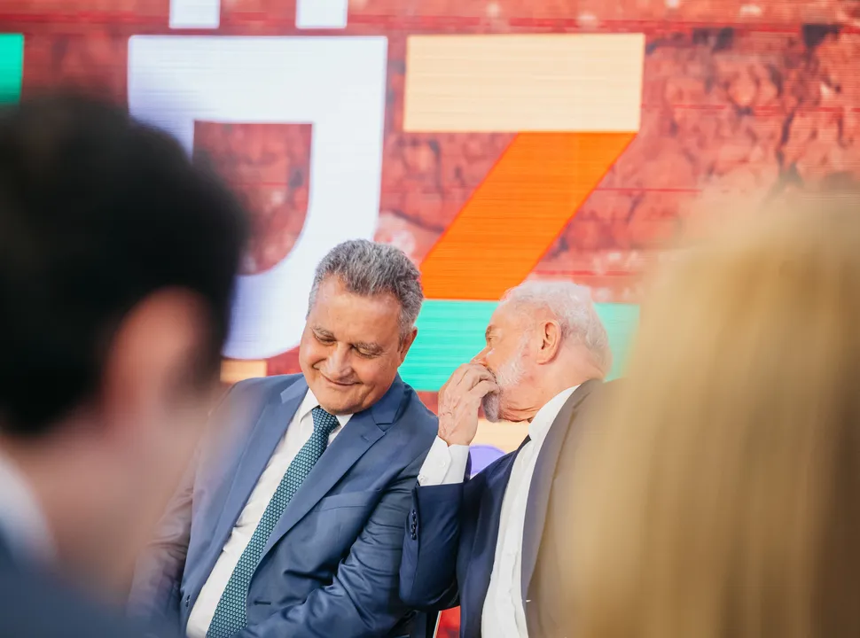 Presidente Lula (PT) ao lado do ministro da Casa Civil, Rui Costa