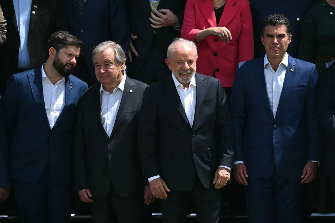 Lula prticipa da foto oficial durante a Cúpula de Líderes, antes da COP30.