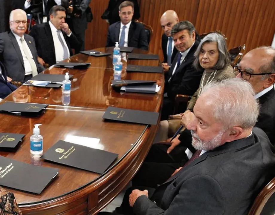 Lula em encontro com ministros do STF.