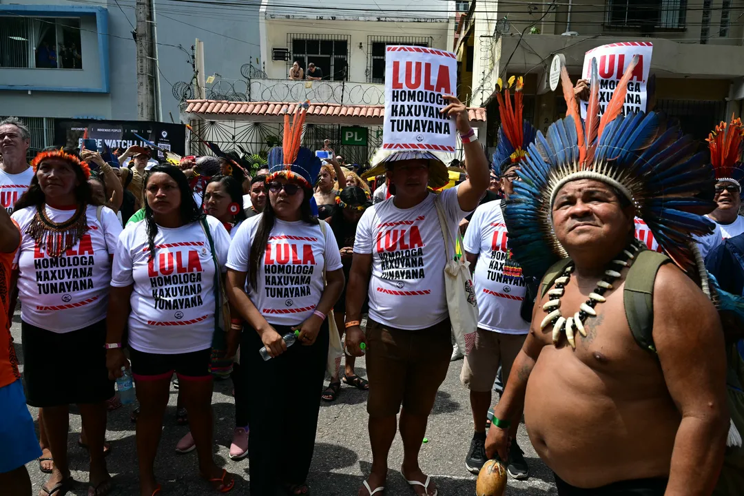 Indígenas cobram o presidente Lula durante uma manifestação chamada "Marcha Global dos Povos Indígenas"