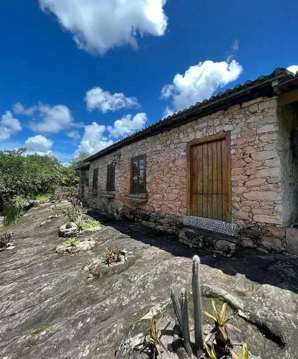 O pequeno distrito, Igatu, é conhecido como "a Machu Picchu brasileira"