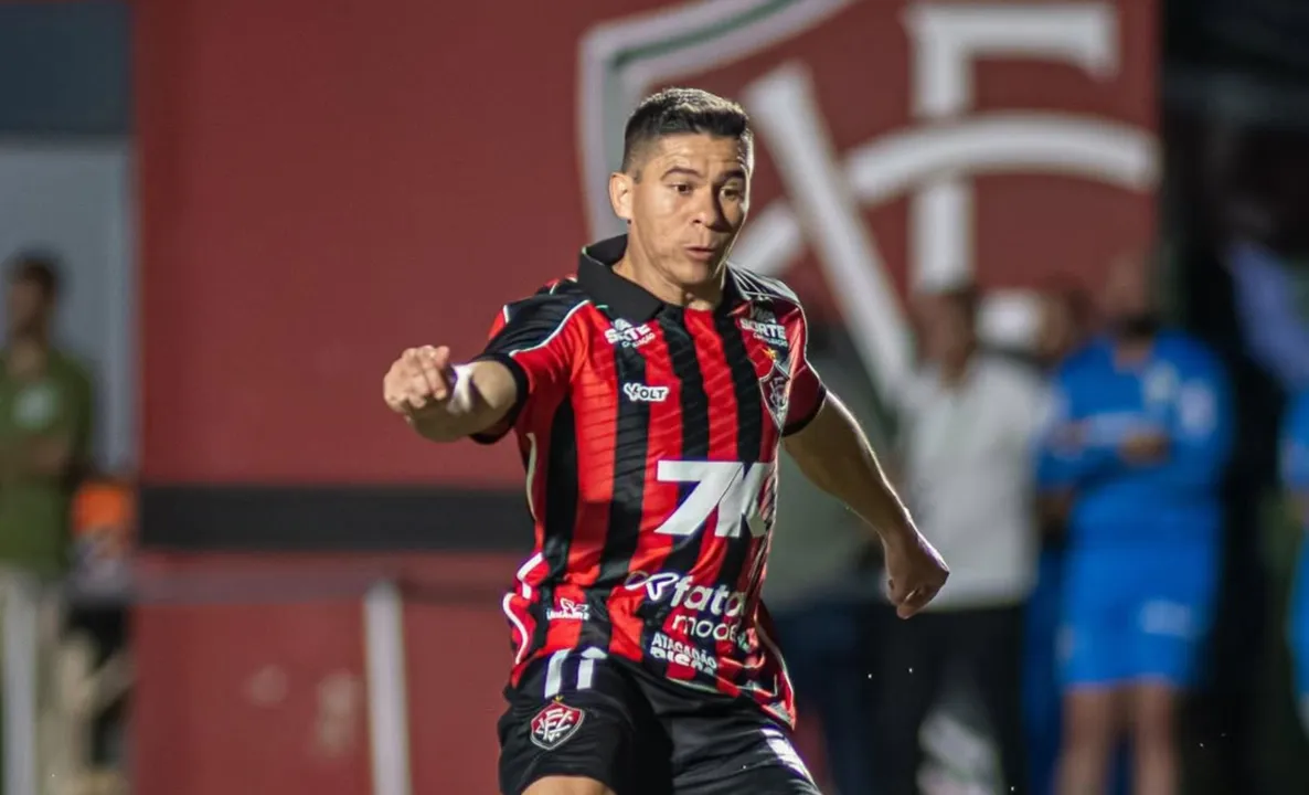 Osvaldo em campo pelo Vitória