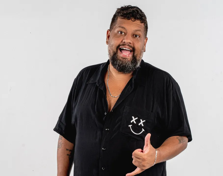 “O Problema é Theu”: stand-up de Matheus Buente faz sucesso com humor sagaz e atual