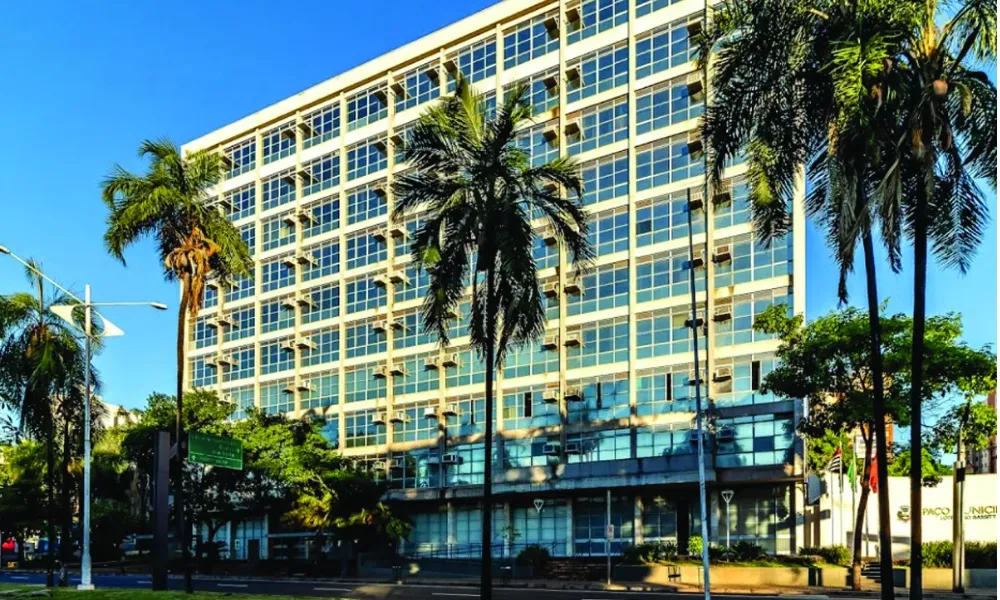 Os salários variam entre R$ 2.800 e R$ 16 mil