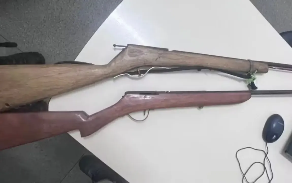 Armas artesanais foram apreendidas em poder do suspeito