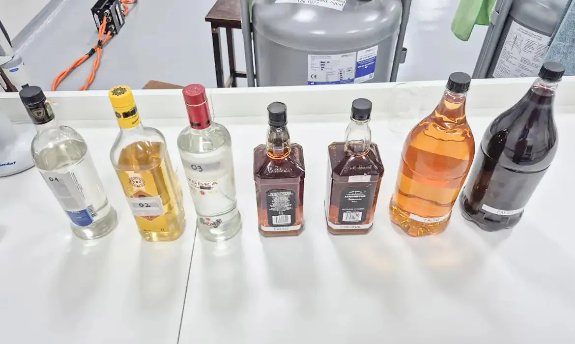 Imagem ilustrativa da imagem Metanol: polícia investiga uso de combustível adulterado em bebidas