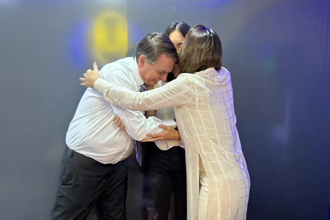 Jair Bolsonaro e Michelle Bolsonaro abraçam Laura no aniversário de 15 anos da jovem