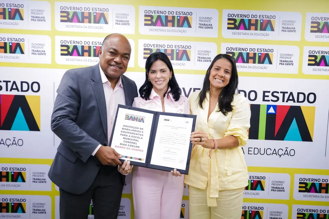 Da esquerda para a direita: deputado estadual Samuel Júnior, prefeita de Morro do Chapéu Juliana Araújo, e secretária da SEC, Rowenna Brito