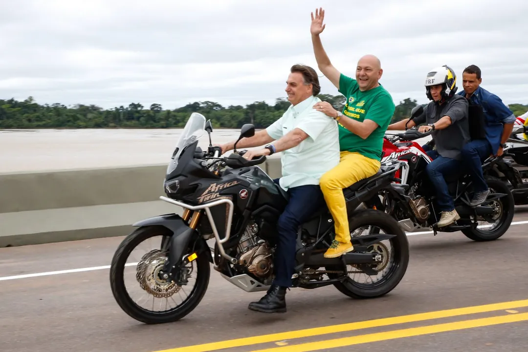 Bolsonaro usa Africa Twin durante motociata
