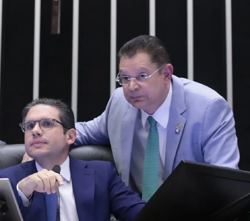 Motta e Sóstenes em conversa durante sessão na Câmara.