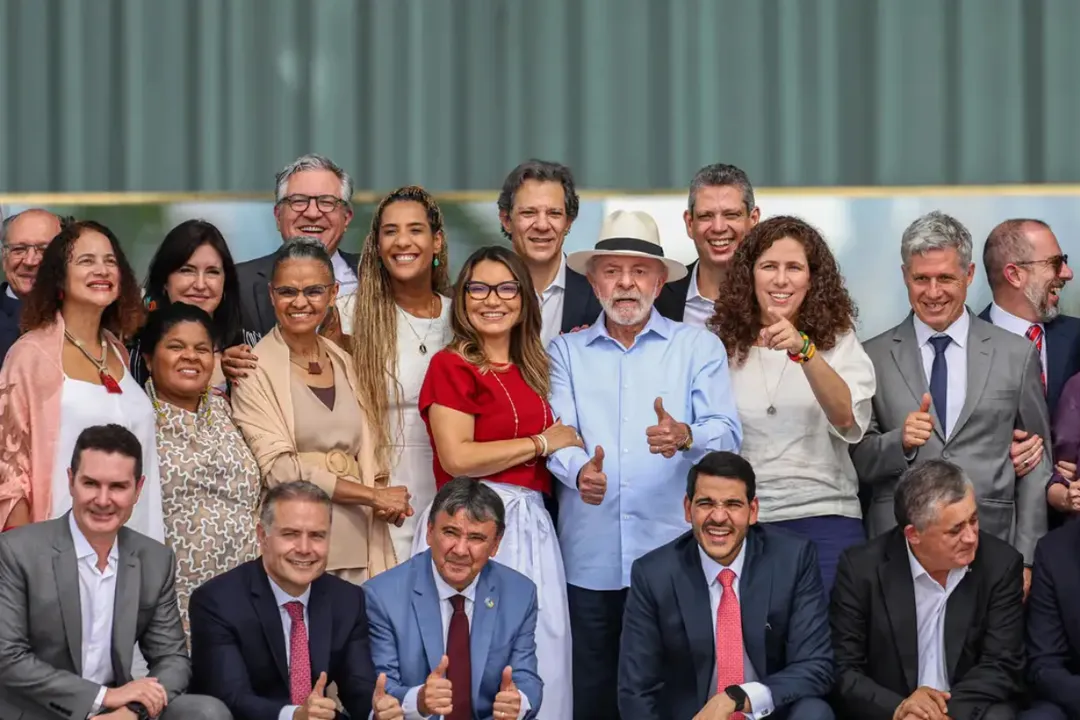 Lula posa com ministros após almoço no Palácio do Planalto