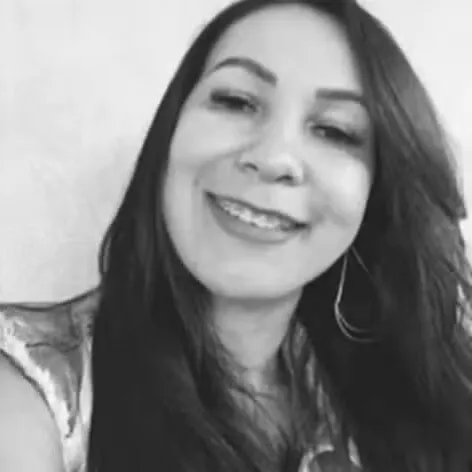 Flavia perdeu o controle do veículo e colidiu contra um poste da via