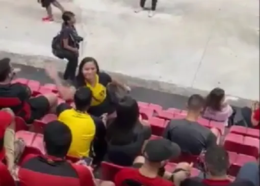 Mulher confrontou casal nas arquibancadas