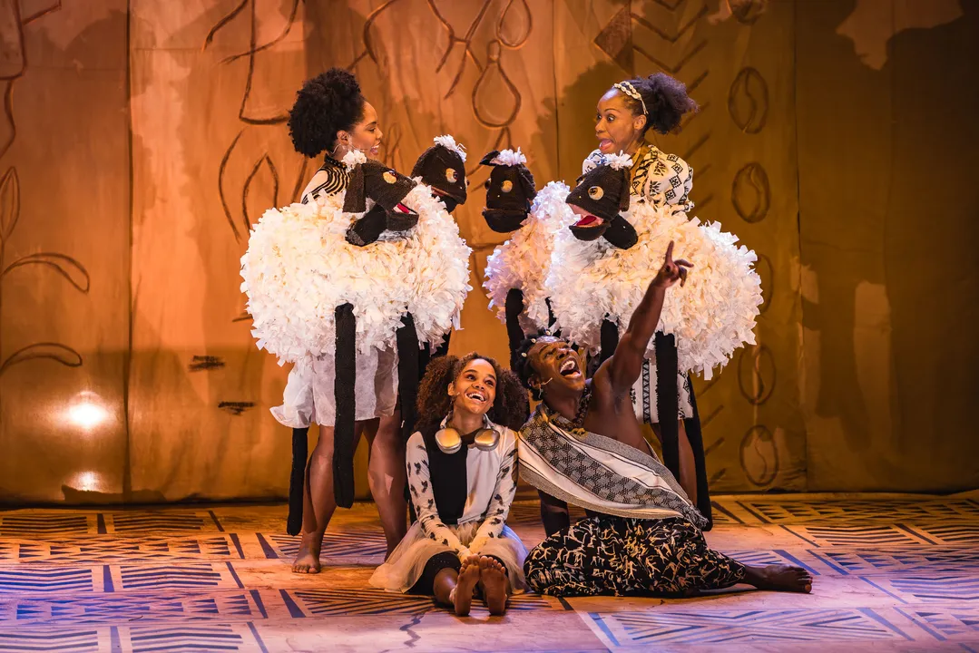 Espetáculo mistura teatro, música, dança e bonecos para reconstruir a infância de Mandela