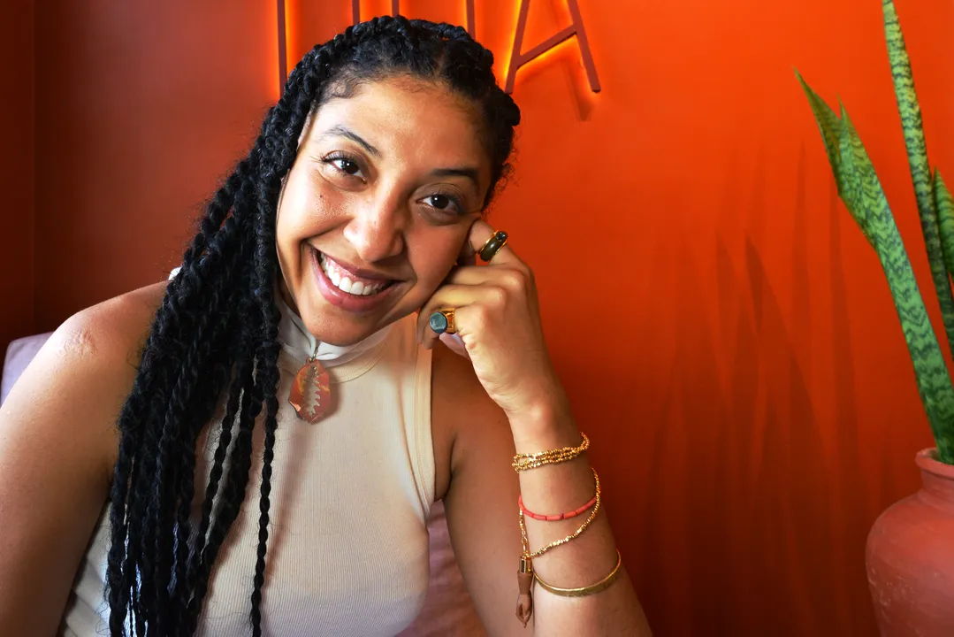 Designer Camila Oliveira cria acessórios com memória afro