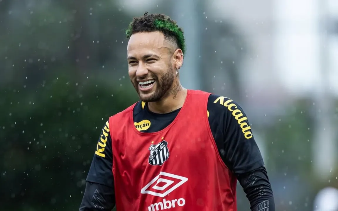 O atleta possui cinco mansões no condomínio