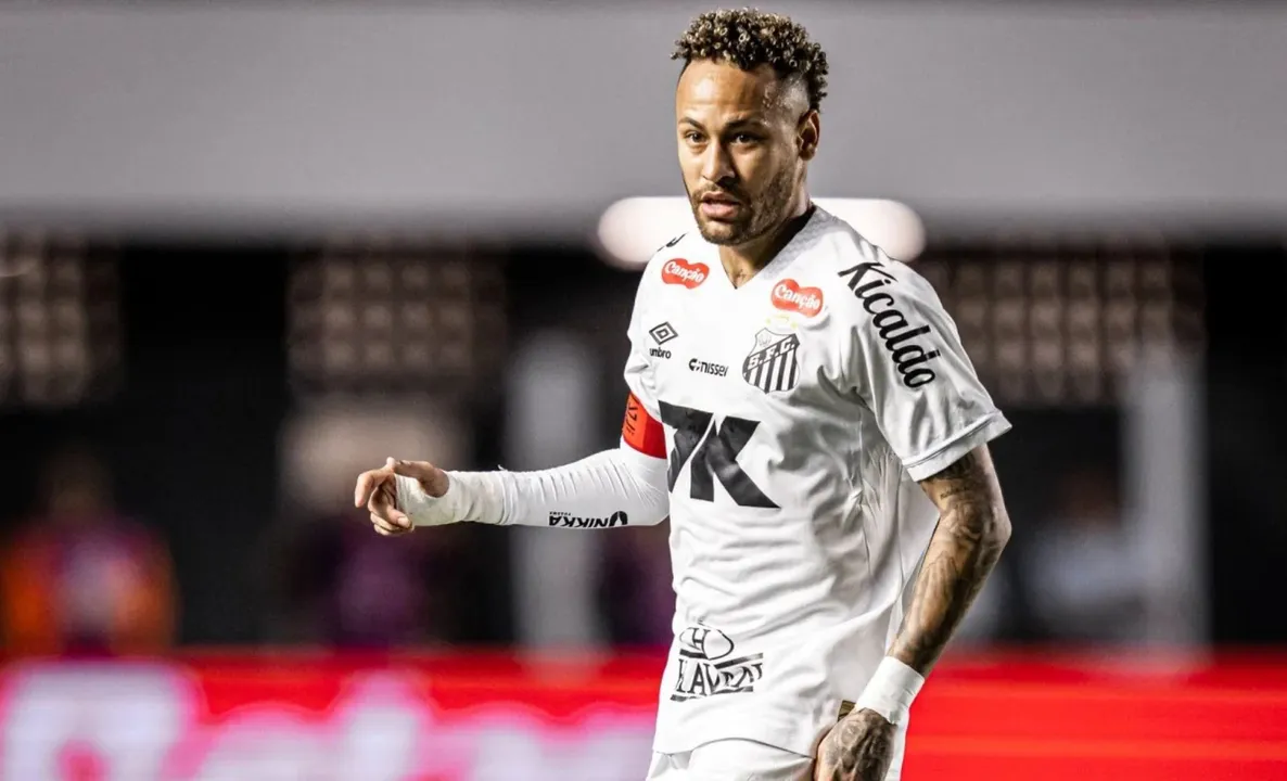 Neymar em campo pelo Santos, cena rara em 2025