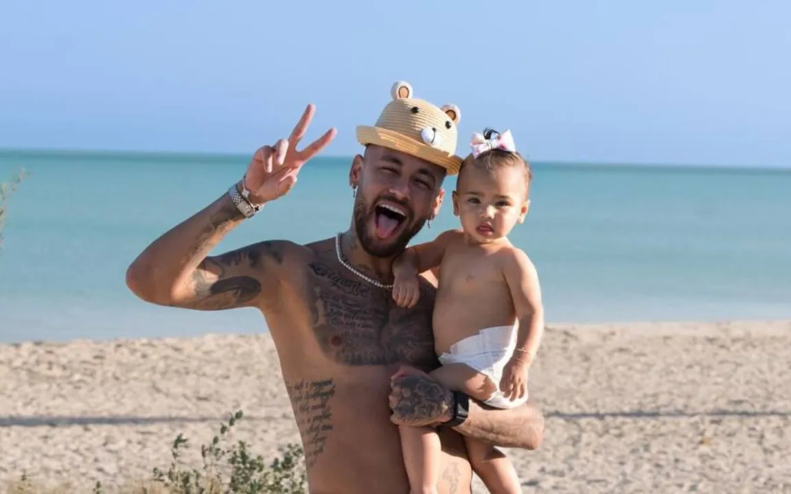 Neymar e filha Mavie em praia paradisíaca