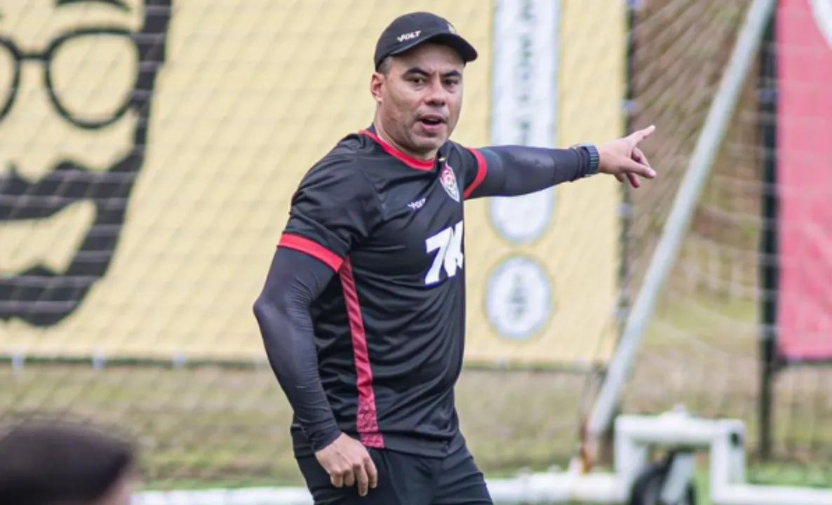 Jair Ventura em treinamento pelo Vitória