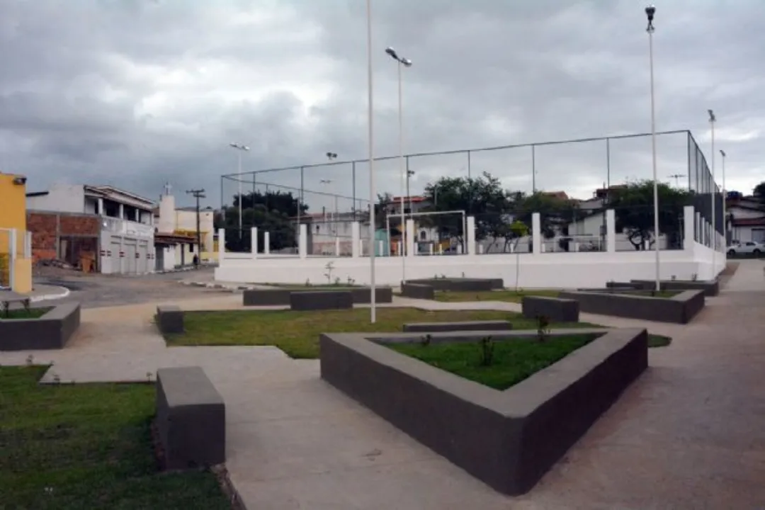 Jovem e adolescente foram mortos durante ataque a tiros na Praça da Alvorada, em Feira de Santana