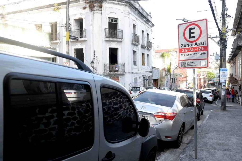 Rua da capital baiana com Zona Azul (ilustração)