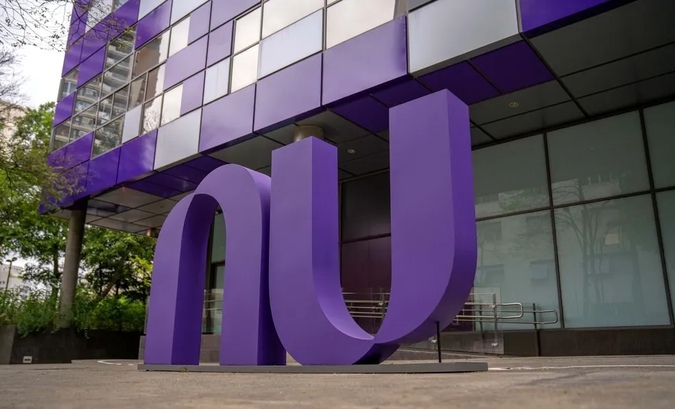 Nubank atua sob a estrutura da holding Nu Holdings Ltd., cujas ações são negociadas na Bolsa de Nova York e também disponíveis no Brasil por meio de ADRs