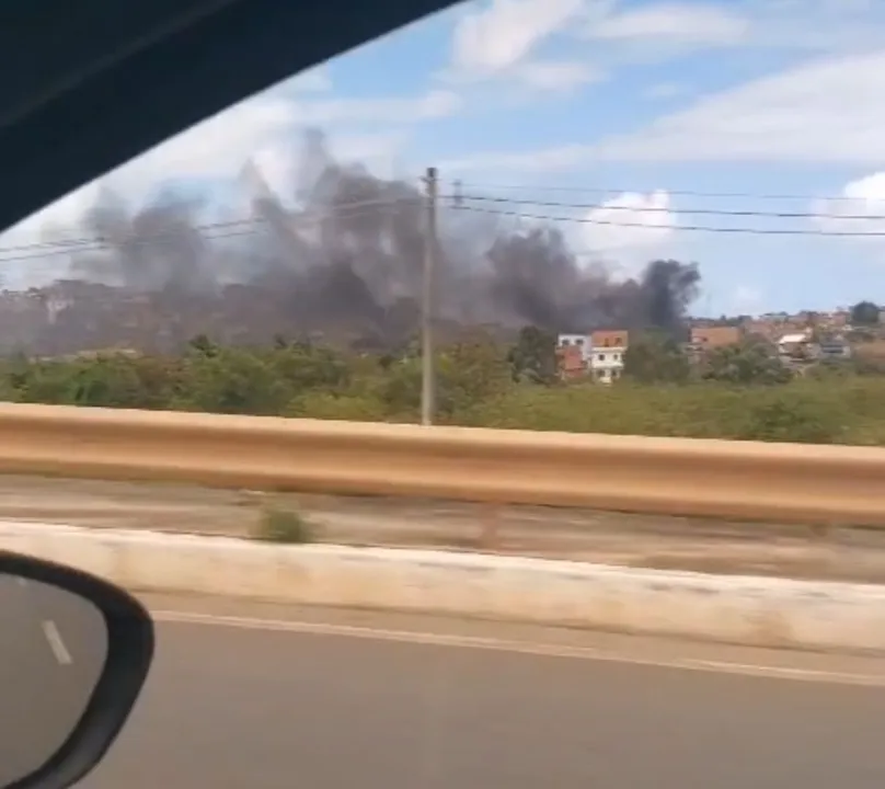 Grande nuvem de fumaça assusta moradores
